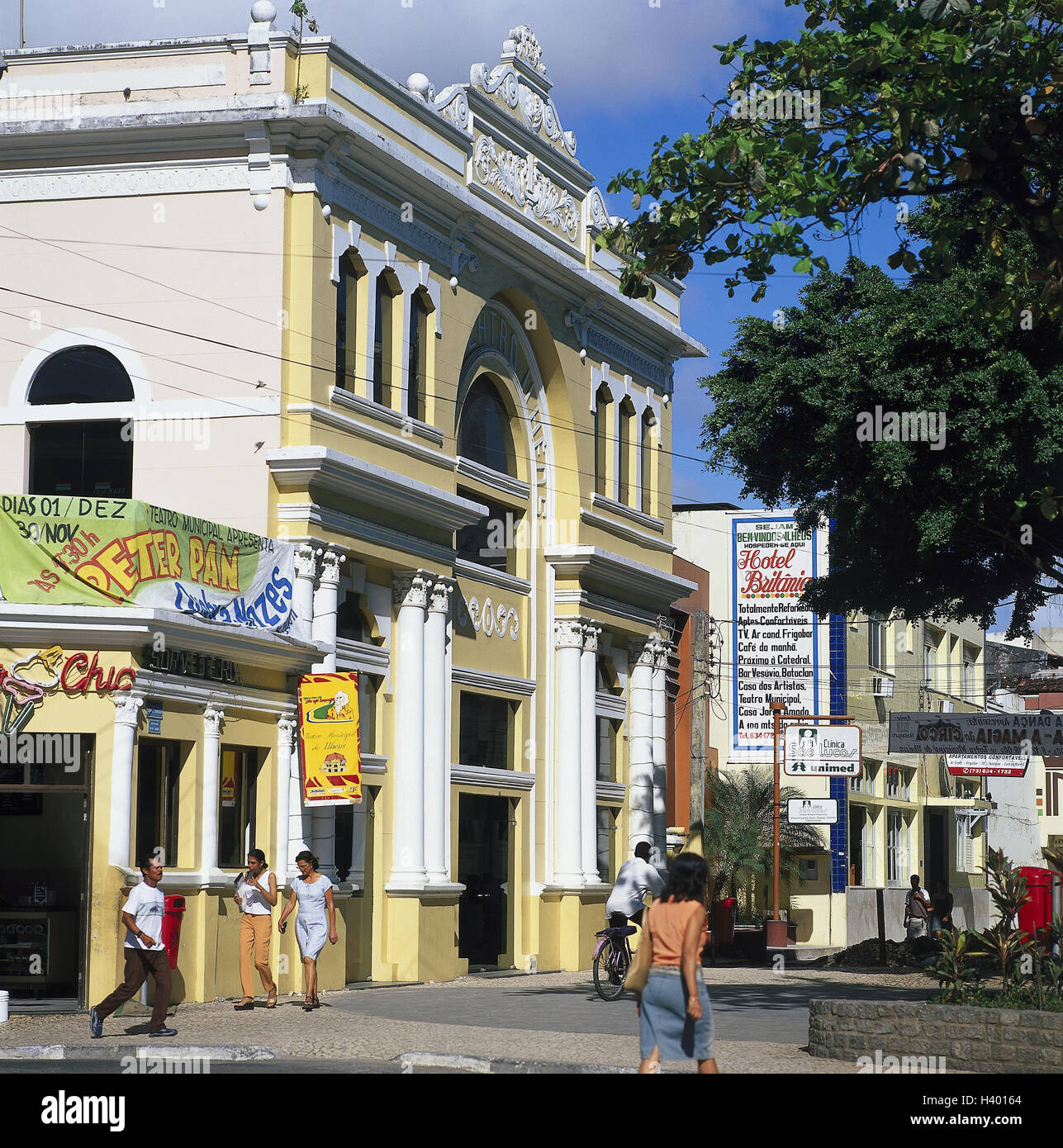 Il Brasile, Bahia, Ilheus, Centro Rua Jorge Amado, Teatro Municipal de Ilheus, vista Sud America, Porto, città, scene di strada, edificio, teatro, teatro comunale, struttura, architettura, luogo di interesse Foto Stock