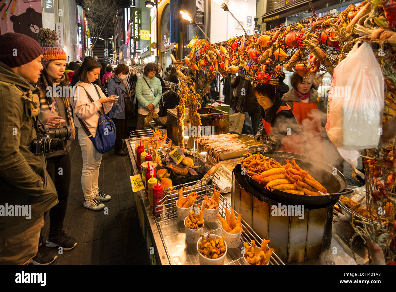 Calamari fritti stallo nella strada di Myeong-dong di Seoul, Corea Foto Stock