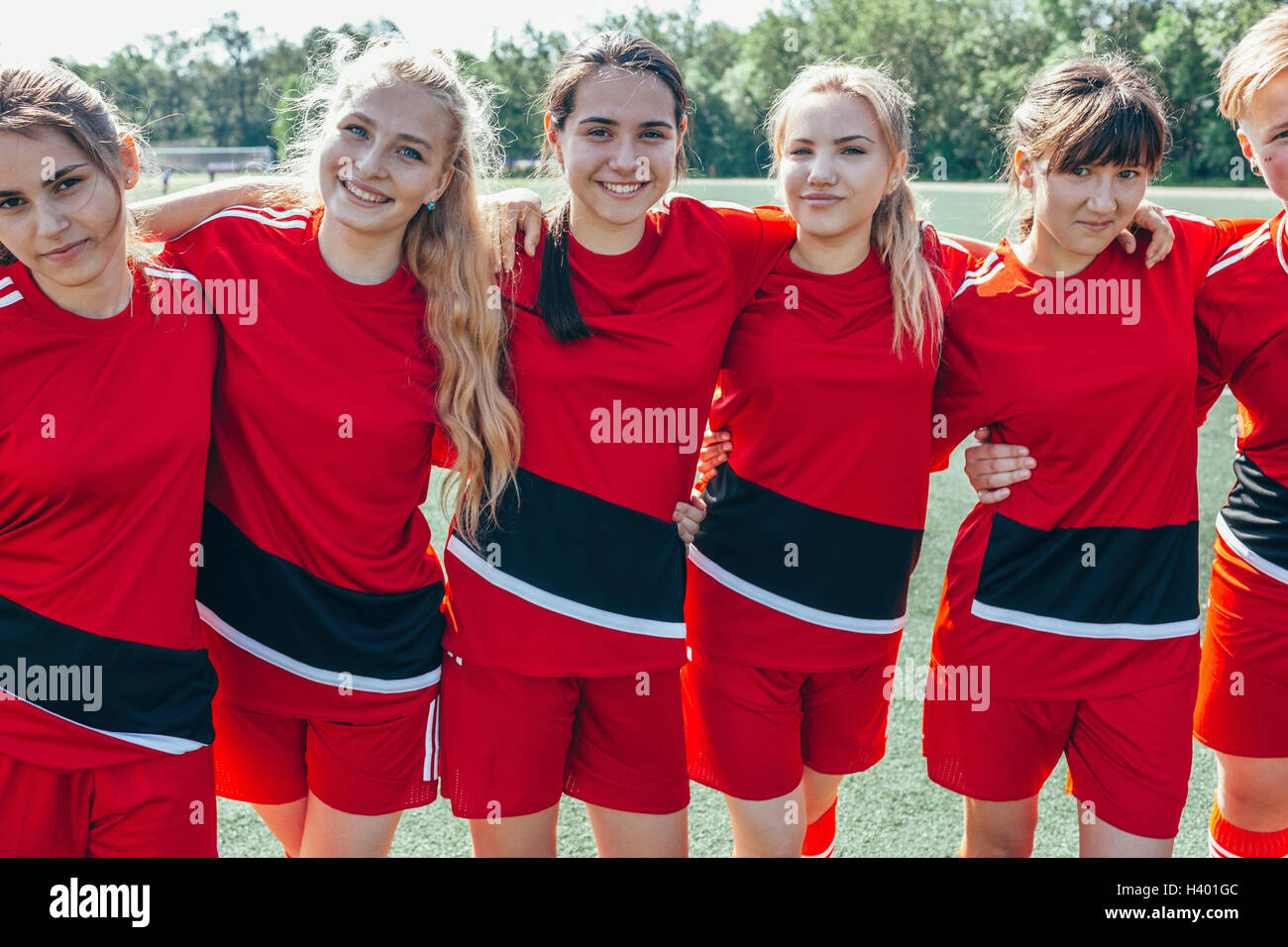 Ritratto di sorridere soccer team in piedi sul campo Foto Stock
