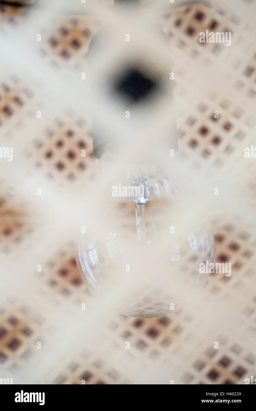 Close-up della lampadina della luce visibile attraverso il paralume Foto Stock