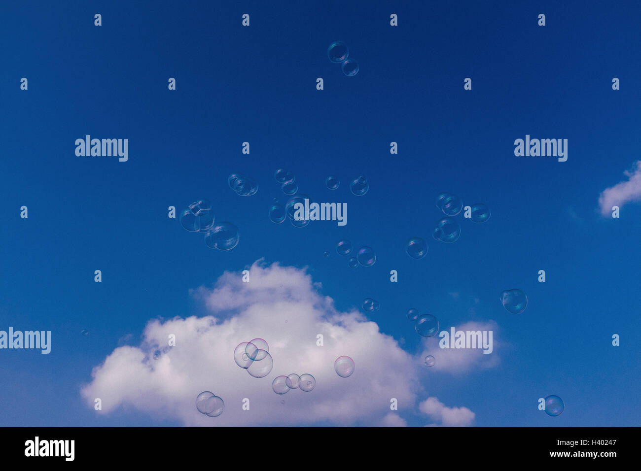Basso angolo vista di bolle nel cielo blu Foto Stock