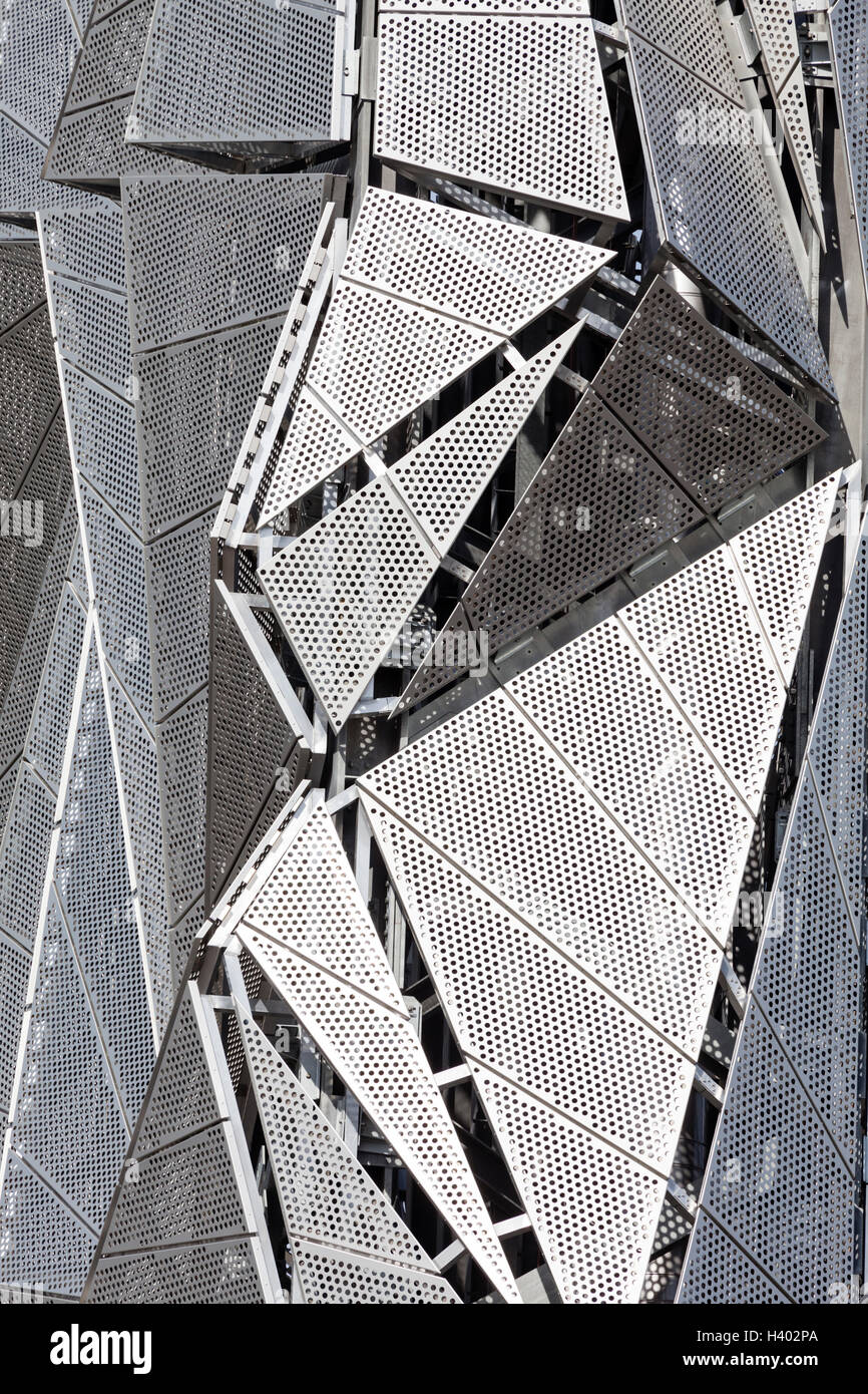 L'Ottica mantello, penisola di Greenwich, Londra. Dettagli esterni di maglia in alluminio progettato di rivestimento per camuffare la canna fumaria. Foto Stock