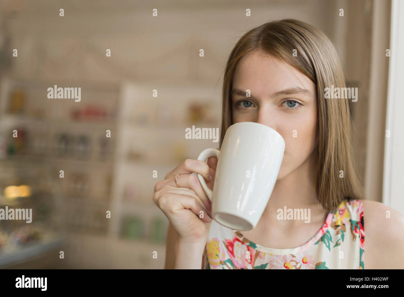 Ritratto di donna bella di bere il caffè al caffè Foto Stock