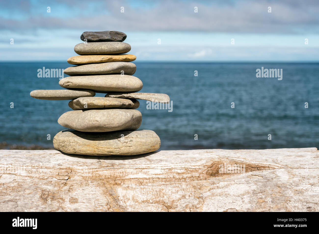 Pila di pietra sulla spiaggia con sbiadito filtro retrò Foto Stock