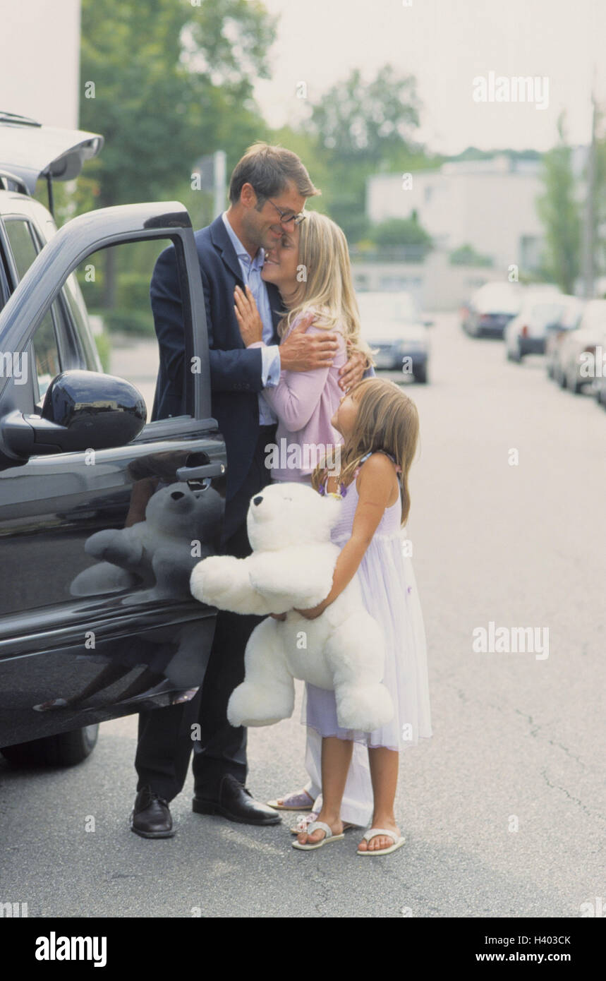 Auto, uomo, respingere, donna, bambino, occupazione, viaggio di lavoro, l'assenza, autovetture, driver, porta auto apertamente, padre, attivamente, pila, abbracciare il dado, abbracciare, magro, filiale, ragazza, giocattolo morbido, Teddy bear, partenza, dimissioni, partenza, arrivo homecom Foto Stock