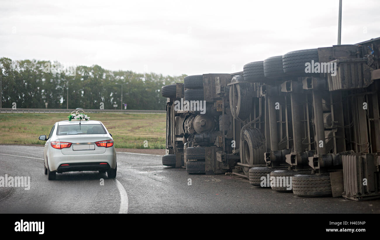 Vista di un camion rovesciato su autostrada in incidente. Foto Stock