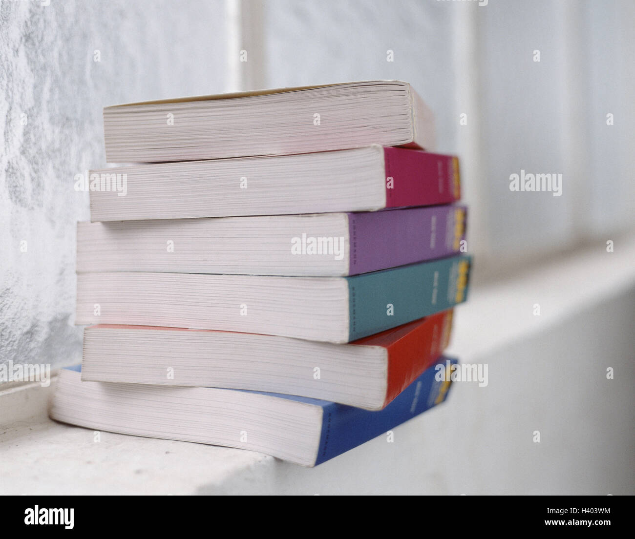 Davanzale, libri, still life, icona, lettura, tempo libero, hobby, intrattenimento, letteratura, Romani, ricreazione, rilassante, informazioni, interesse, prenota batch, finestra, battuta, davanzale, all'interno Foto Stock