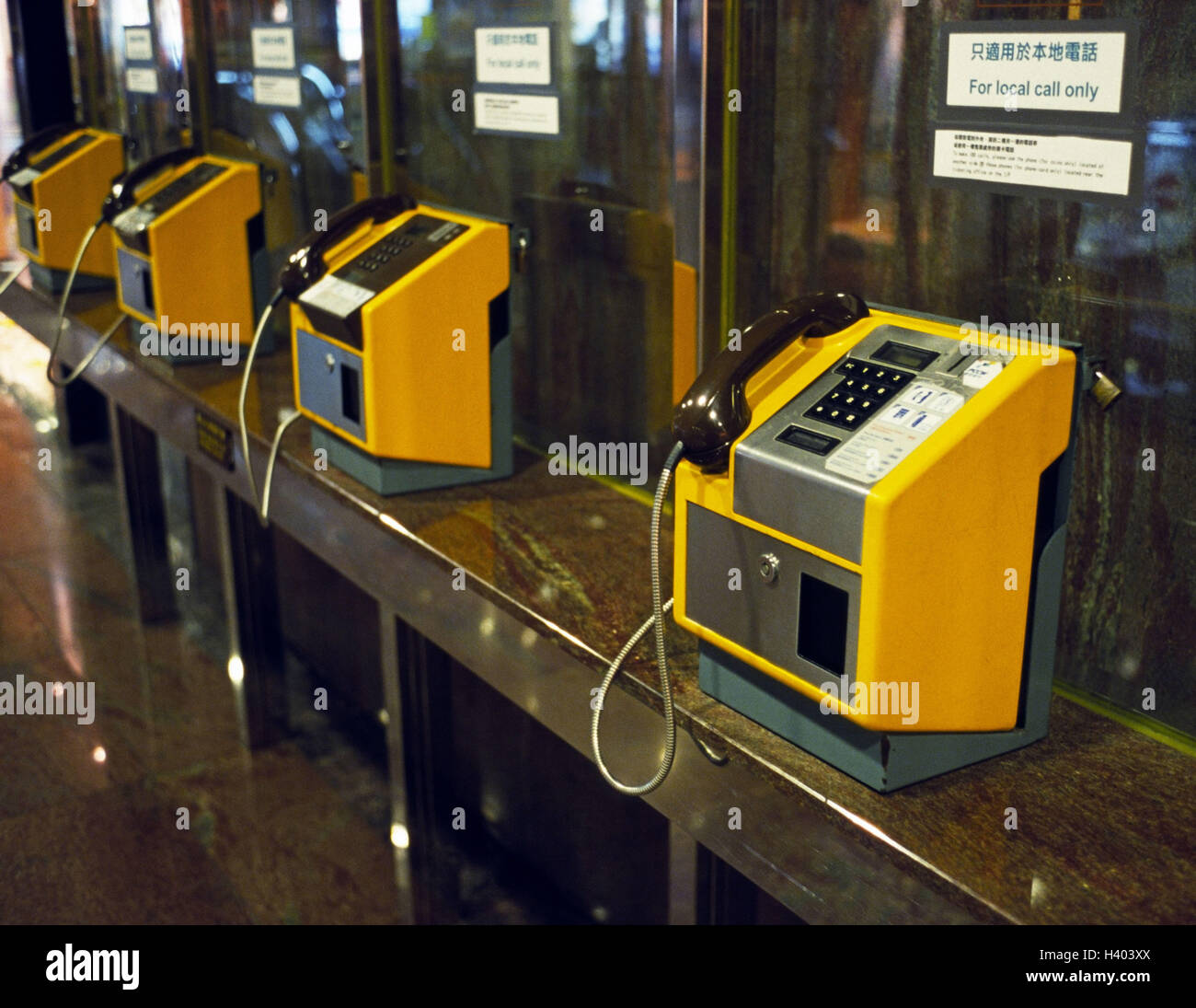 Cina, Hong Kong, telefono, pubblicamente, Asia, Hong Kong, città, telefoni, carica-cardphones, carica-telefono a schede, apparecchi telefonici, giallo fianco a fianco, molti, nessuno, comunicazione, icona, richiamare, telecomunicazioni, restrizione chiamate locali, su tutto il territorio nazionale, loca Foto Stock