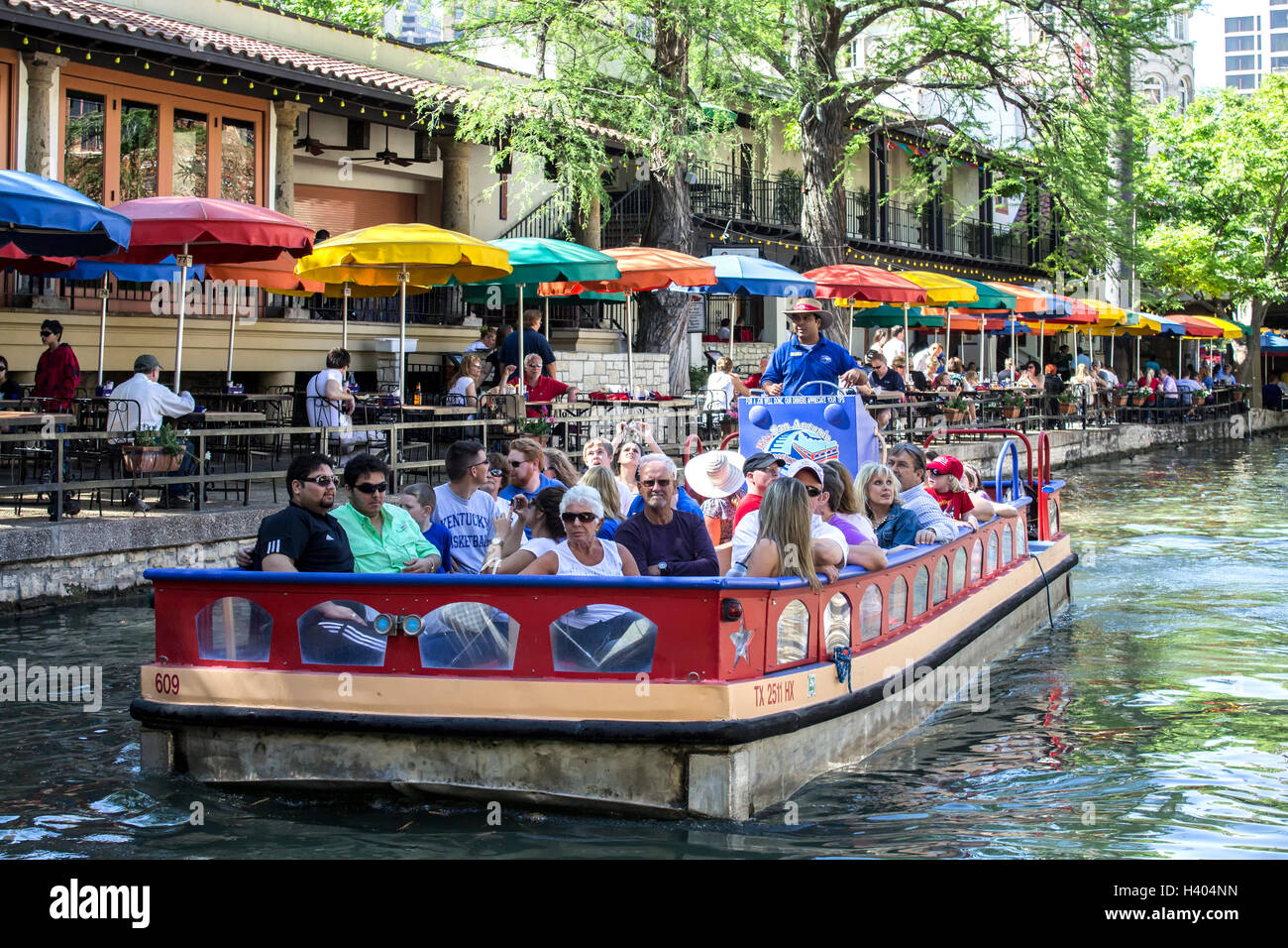 La barca turistica sul fiume San Antonio lungo il lungofiume di San Antonio, Texas, Stati Uniti d'America Foto Stock