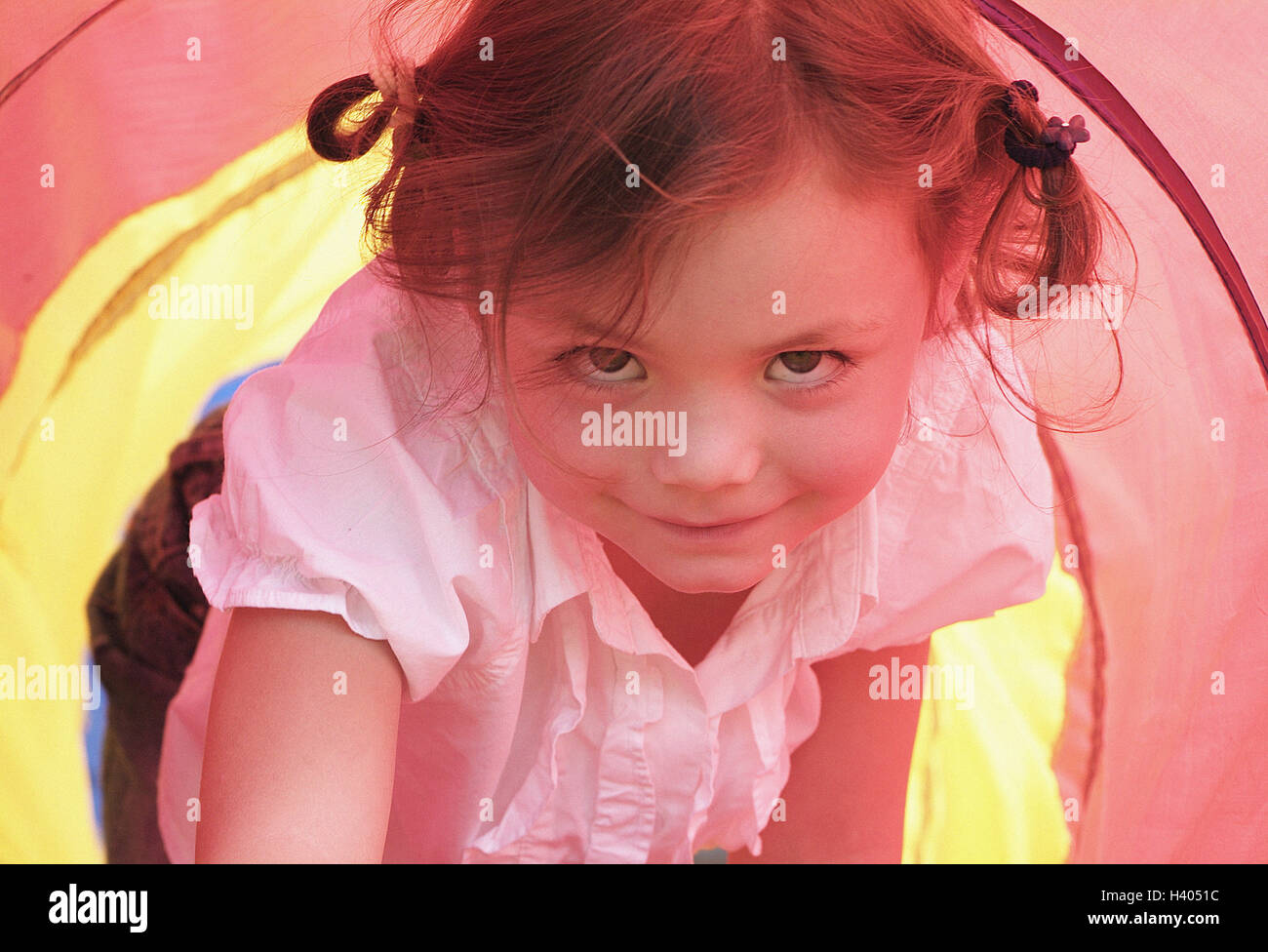 I tunnel di gioco, ragazze, scorrimento, Ritratto, Bambini, ritratti di bambini e neonati, 2-4 anni, gioco, gioco, tunnel, a sostanza gallerie, Krabbeltunnel, Krabbelröhre, durchkrabbeln, scorrimento attraverso, divertente, espressione, sorriso, esplorare malizia, Ti1 Foto Stock