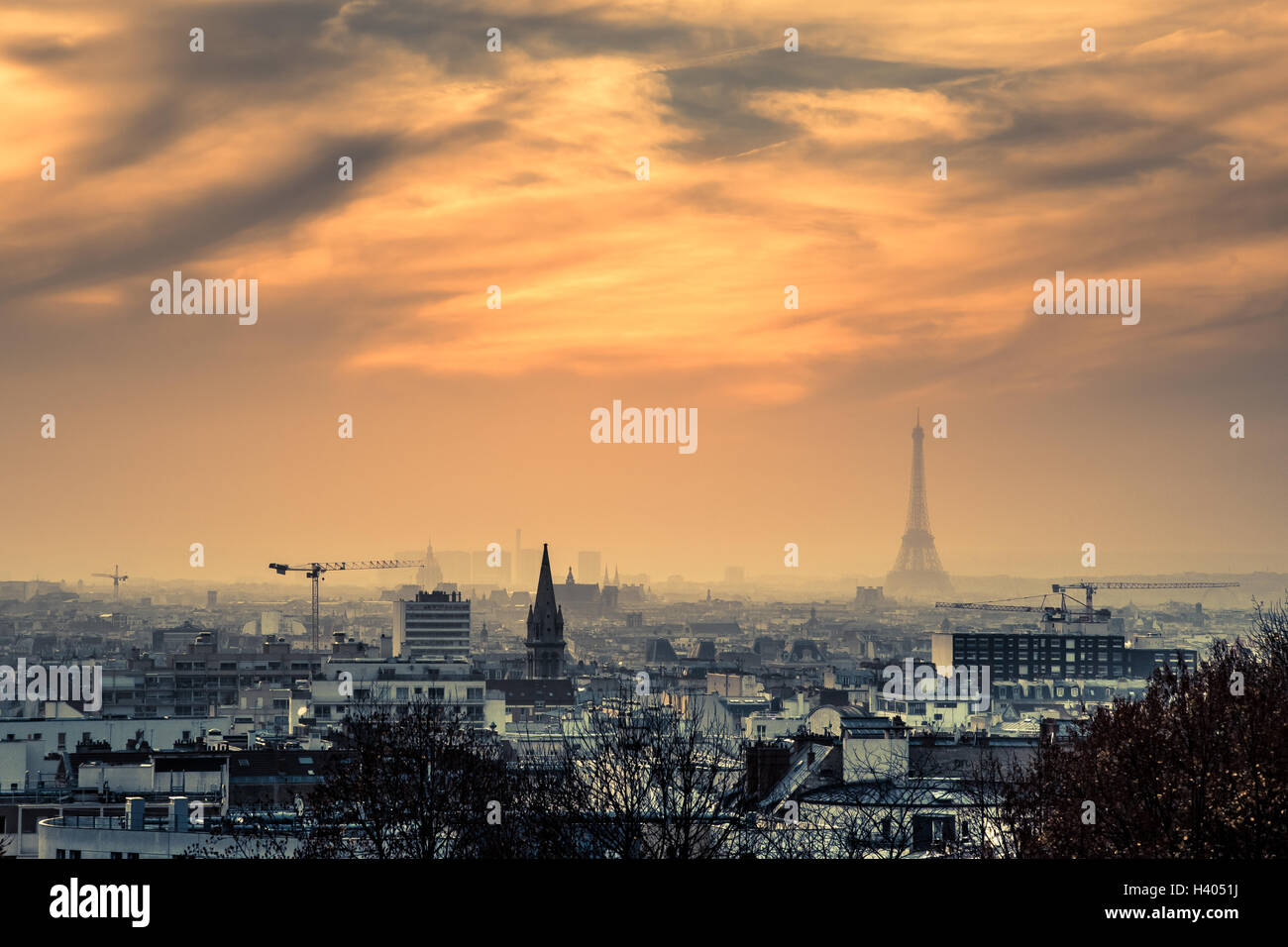 La torre Eiffel e dello skyline della città, Parigi, Francia Foto Stock