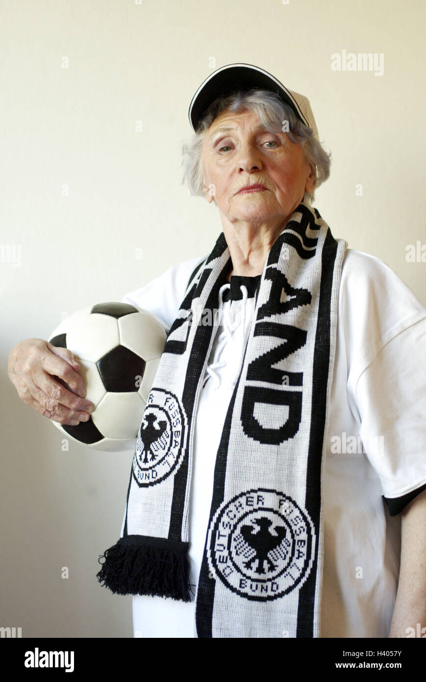 Senior, appassionato di calcio, sfera, seriamente, metà ritratto, sport, la partita di calcio, la partita di calcio, spettatore, senior, il titolare di pensione o di rendita, donna, vecchio, agile, attivamente, giovani rimanenti, ventilatore, seguace, seguace di calcio, hobby, appassionato di sport, impiega, è convincente passione Foto Stock