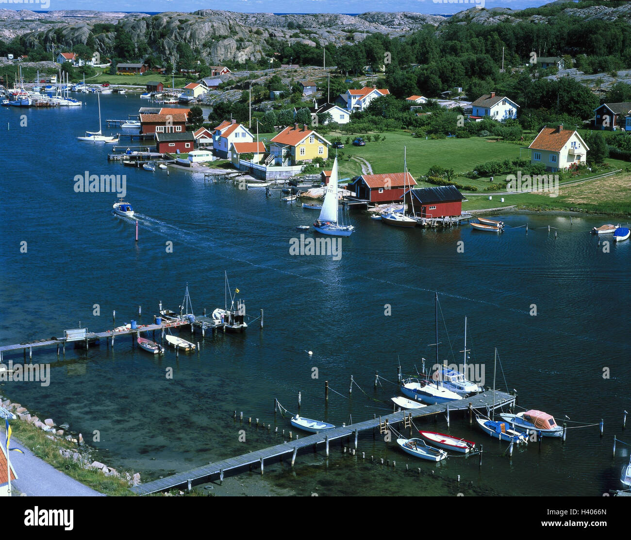 La Svezia, Bohuslän, costa, vicino il suono di Amburgo, il porto, il luogo, la costruzione di case, case residenziali, bile costa, fiordo, pontile, stivali, barche a vela, holiday resort, destinazione Foto Stock