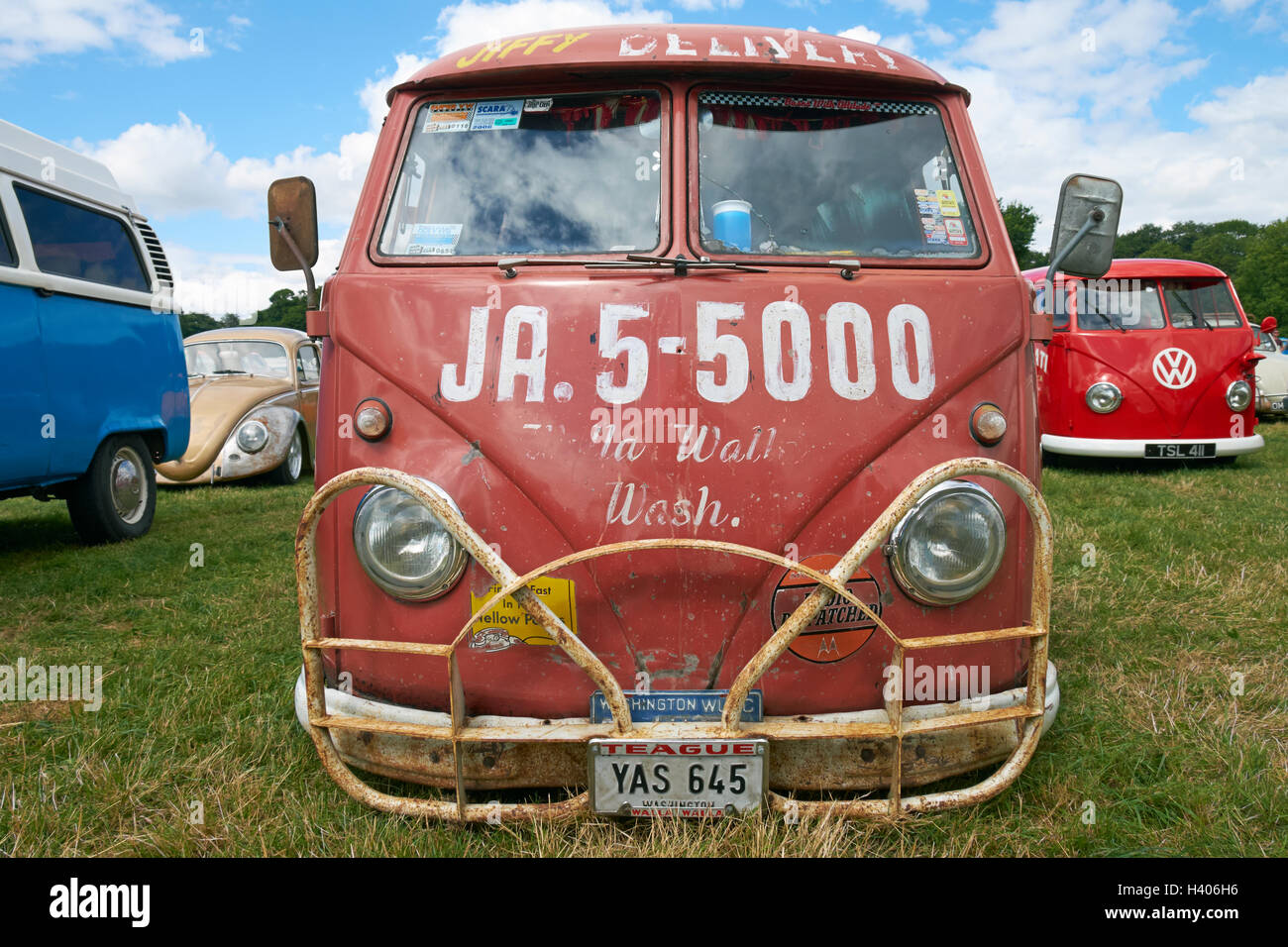 Un 'rat look' abbassato in split-screen VW van al Viva Skeg Vegas Classic VW mostra, Revesby Park, Lincolnshire, Regno Unito. Foto Stock