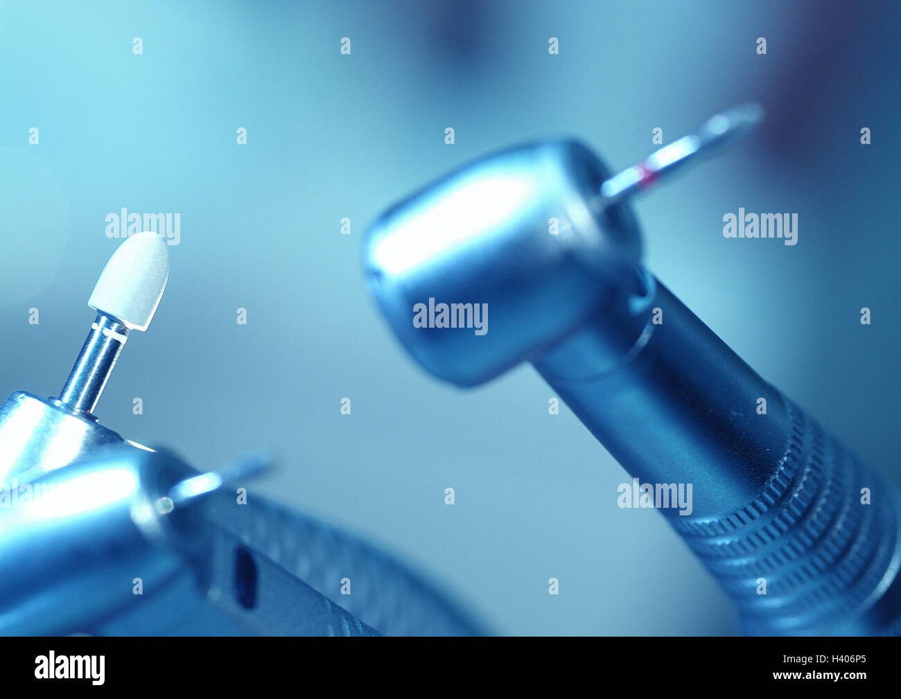 Dentista in pratica, trapanare in modo diverso, dettaglio, monocromatica, odontoiatria, dentista, pratica, medicina, strutture mediche, del dentista trapano, trattamento medico, cog-trattamento medico, dolori, trapanare, trail, liscia, infelicemente, paura, carie, trapano a turbina, la turbina, angolo pezzo, cog trapani trapani dentistici, cog-strumento medicale, cog-strumenti medicali, trapanare, trapani, metallo, acciaio, foratura corona, still life, la fotografia del prodotto, blu Foto Stock