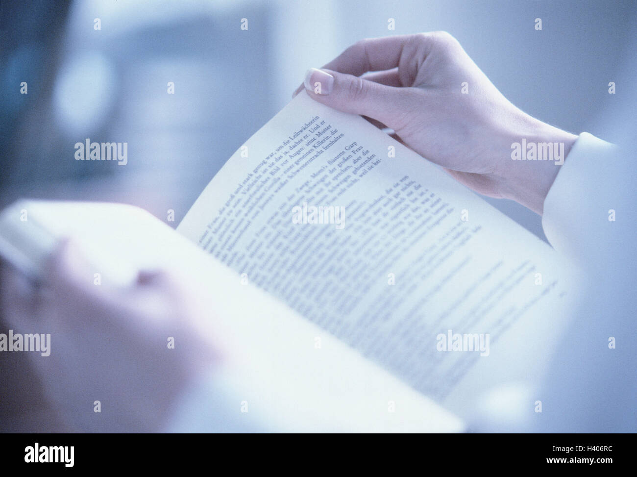 Donna, prenota, leggere, dettaglio, tempo libero, hobby, intrattenimento, letteratura, romana, ricreazione, rilassante, spegnere, sedersi take it easy, mani, le pagine del libro, voltare pagina, scorrere all'interno di Foto Stock