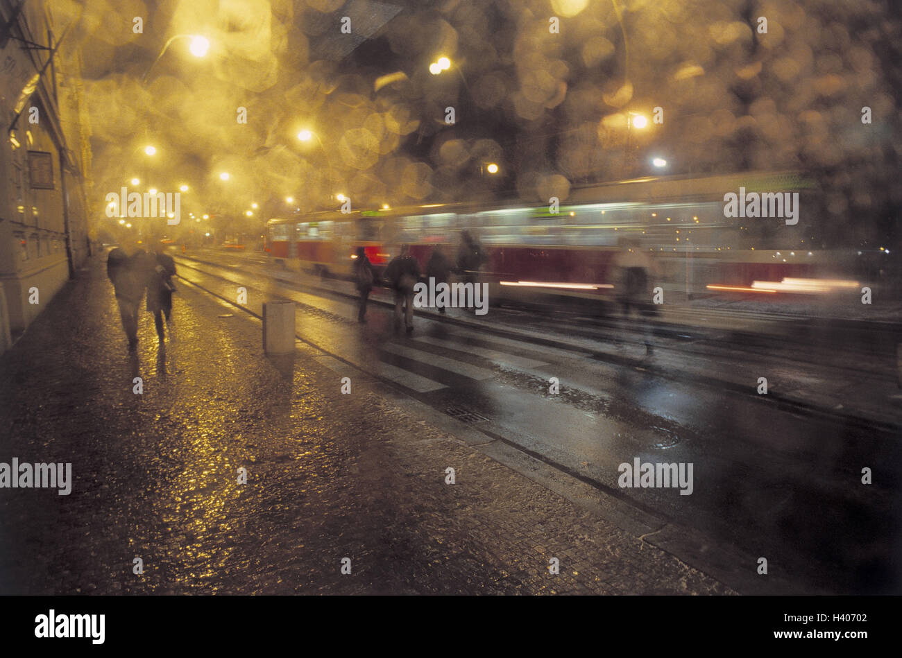 La Cecoslovacchia, Praga, tram, sera, motion blur, Europa Repubblica Ceca, medio boemo, Praha, città capitale, significa che il trasporto pubblico a breve distanza il traffico, il trasporto personale, trasporto di esseri umani, il tram tram, street, luci, pe Foto Stock