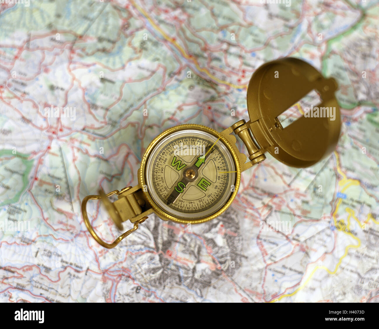 Scheda di viaggio, bussola, icona, navigazione, decisione, possibilità, cerca aiuto, elezione, modo, scelta, vie di uscita, azione, la direzione, la strategia, destinazione, controllo, piano, obiettivo, orientamento visualizzazione direzione Foto Stock