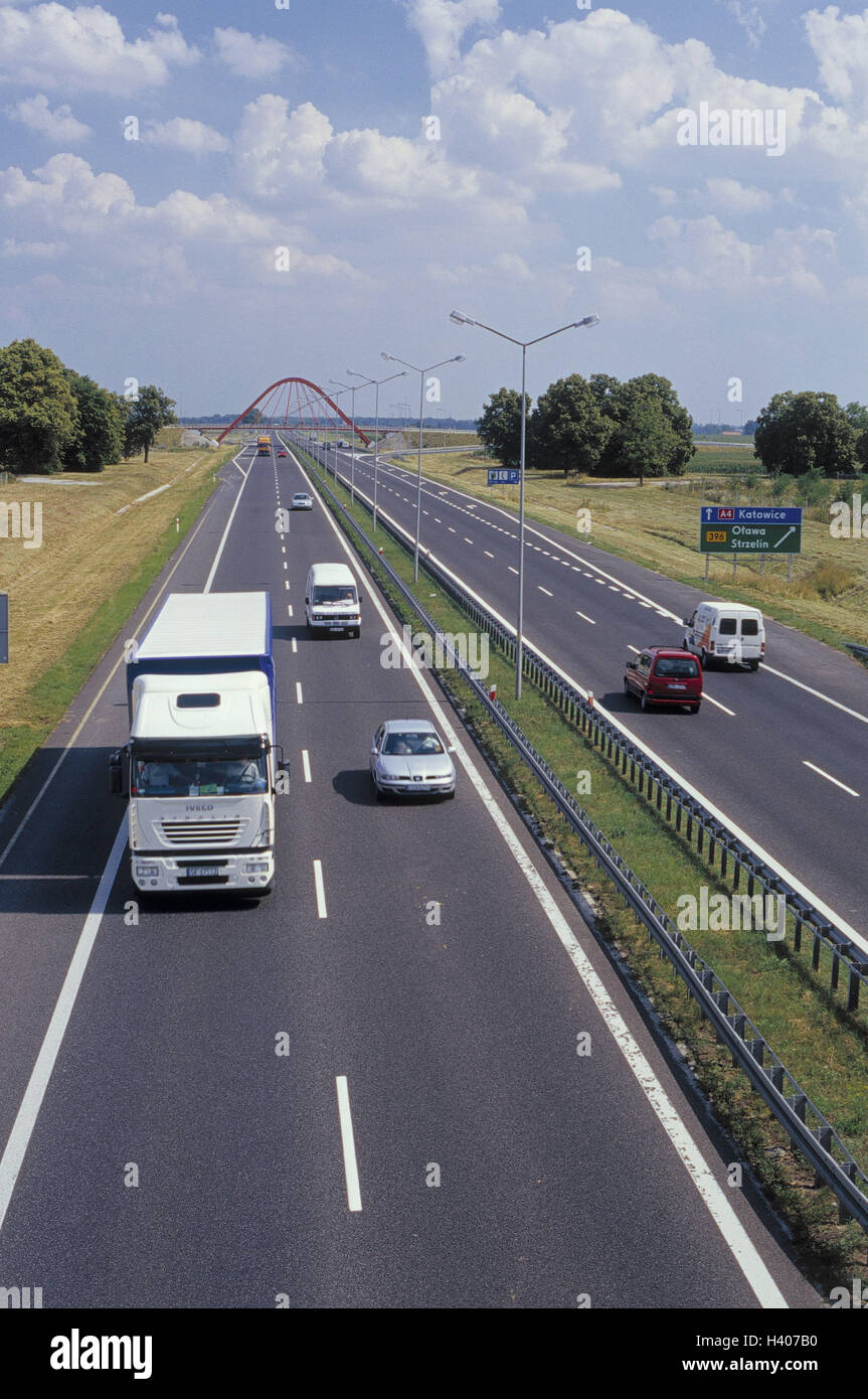 In Polonia, in Slesia, vicino Wroclaw, autostrada, traffico Europa, Rzeczpospolita Polska, Slask, Bassa Slesia, Wroclaw, street, superstrada, percorso di traffico, il traffico a lunga percorrenza, traffico facility, due-lane, carrello, Pkw, automobili, il traffico autostradale Foto Stock