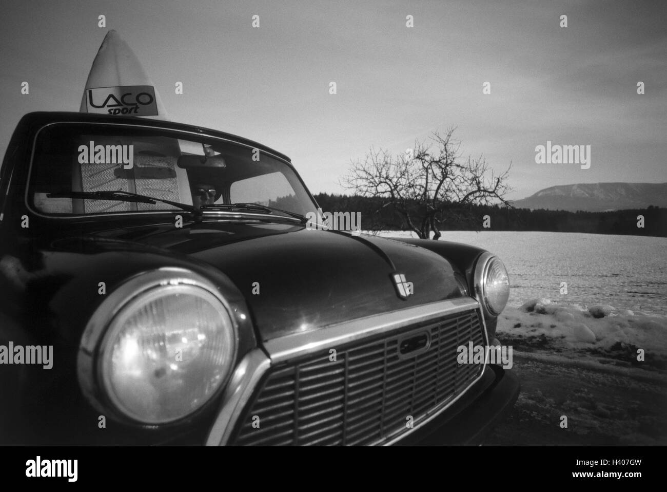 Street, auto, lucernario, tavola da surf, dettaglio, inverno, b/w, paesaggio invernale, scenario, Inverno, freddo, esc Austin Mini, autovetture, vettura compatta, automobilismo, drive, uomo, driver, Viaggi, viaggi, vacanze, risveglio, unità spenta, lasciare, vi andare lontano, pronto per Dell Foto Stock