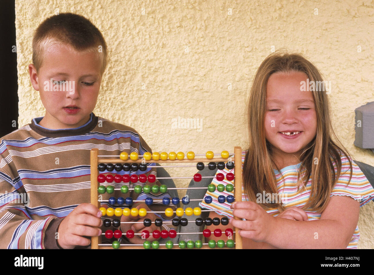 Ragazzo, ragazze, far scorrere le regole, imparare, felice, fratelli, 6 - 8 anni, alunni, scolari, insieme, Abacus, gioco, conteggio, considerare, concentrazione, lavoro, aggiungi, addizione, sottrazione, sottrarre, scopri di seguito, plus, somma, icona, scuola di educazione permanente, s Foto Stock