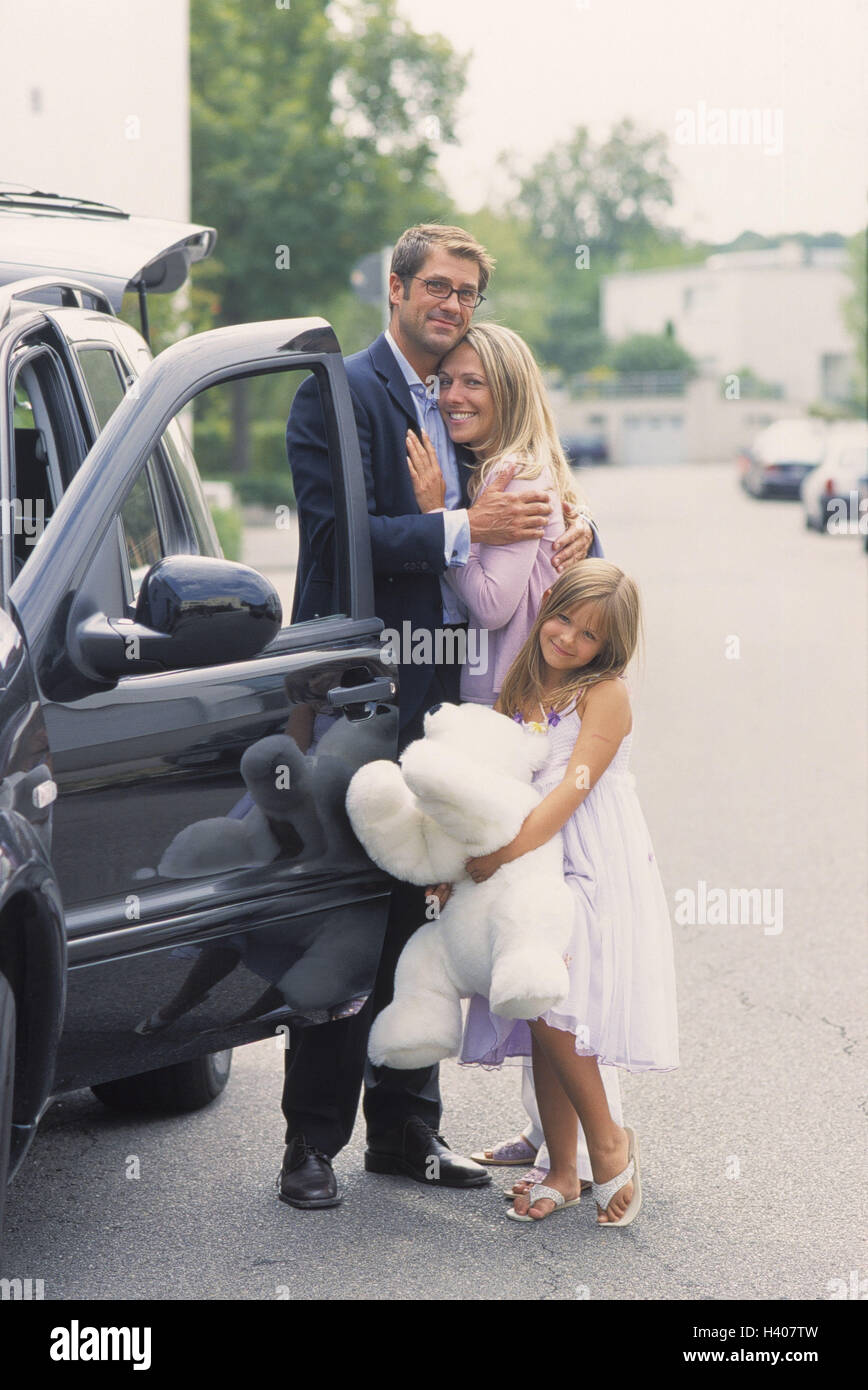 Auto, uomo, respingere, donna, bambino, occupazione, viaggio di lavoro, l'assenza, autovetture, driver, porta auto apertamente, padre, attivamente, pila, abbracciare il dado, abbracciare, magro, filiale, ragazza, giocattolo morbido, Teddy bear, partenza, dimissioni, partenza, arrivo homecom Foto Stock