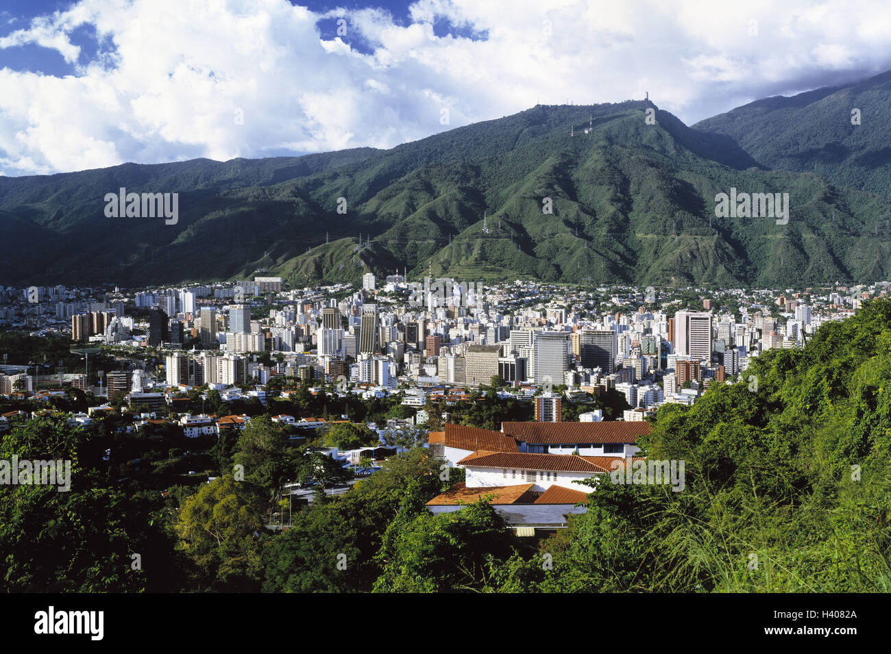 Venezuela, Caracas, città panoramica, centro, capitale, alta sorge, cielo nuvoloso, paesaggio di montagna Foto Stock