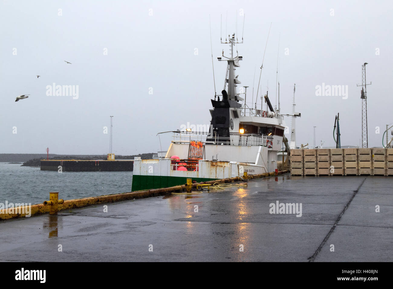 Barca da pesca legato in cattive condizioni atmosferiche in corrispondenza di Grindavik porto e porto di pesca Islanda Foto Stock
