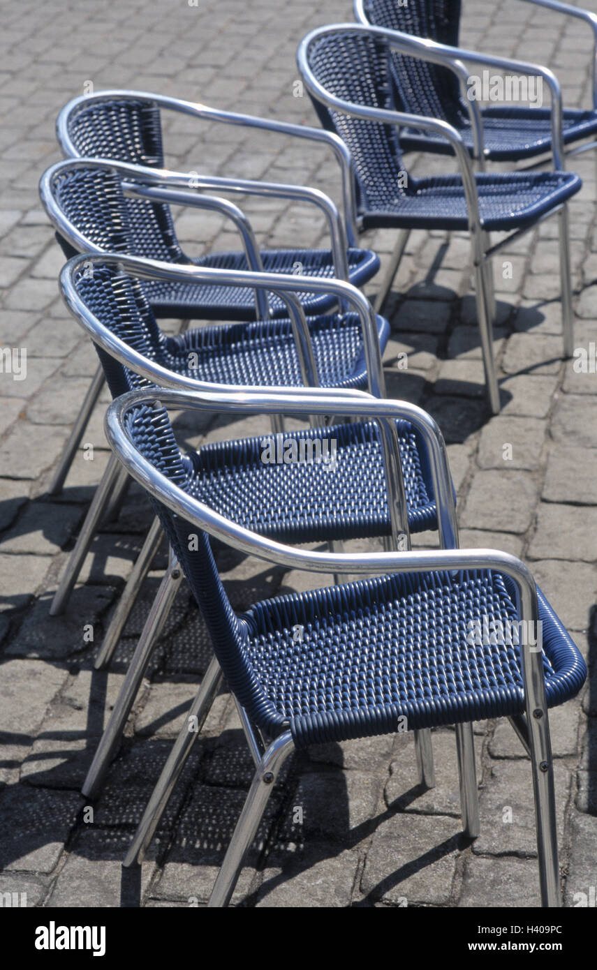 Street cafe, dettaglio, sedie, area pedonale, pavimentazione di pietra, sedie di alluminio, metallo Sedie, opportunità di sedile, sedile pezzo mobili, poltrone, sedie street cafe, sedie, serie 5, blu, sfumature, still life Foto Stock