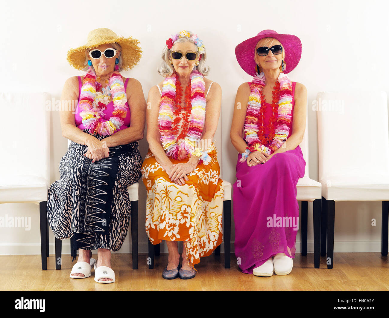 Seniors, siede, summerwear, occhiali da sole, catene di fiori, foto di gruppo di donne, vecchi, età e età, amici, amicizia, insieme, vacanze, vacanze viaggio, i viaggi a lunga distanza, abbigliamento, estivo, cappelli, sunhats, headgears, bicchieri, fiore gioielli, "Lei", l Foto Stock