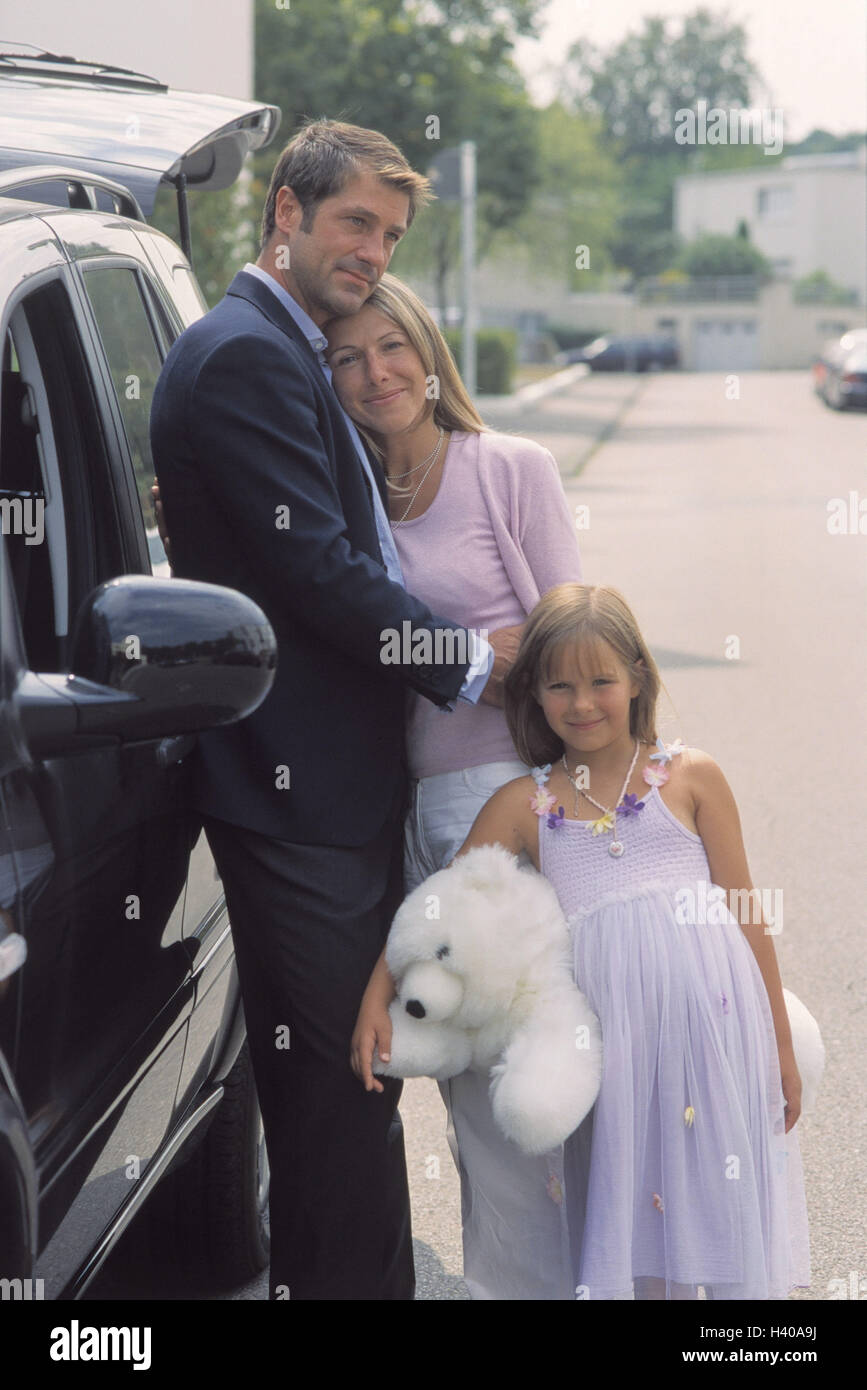 Auto, uomo, respingere, donna, bambino, occupazione, viaggio di lavoro, l'assenza, autovetture, driver, porta auto apertamente, padre, attivamente, pila, abbracciare il dado, abbracciare, magro, filiale, ragazza, giocattolo morbido, Teddy bear, partenza, dimissioni, partenza, arrivo homecom Foto Stock