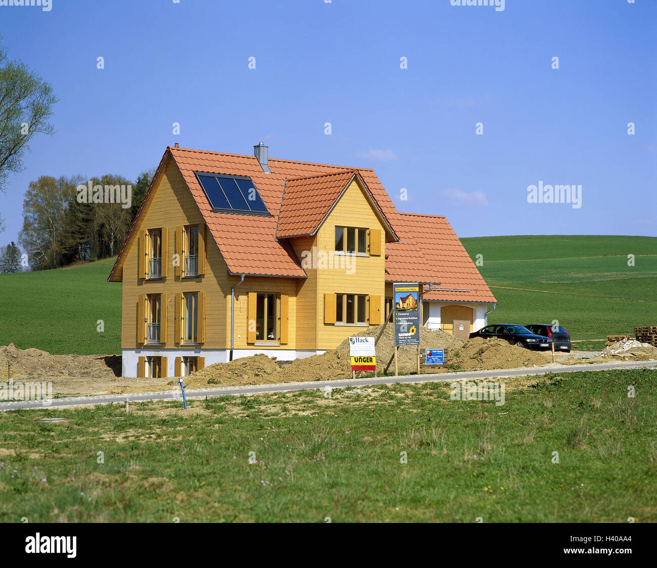 Il margine del campo, edificio di nuova costruzione, tetto, collettori solari, casa residenziale, casa unifamiliare, costruire, uomini al lavoro, a casa propria, sul tetto della casa e la produzione di energia, impianto solare, energia solare, pannello solare, cellule, produzione di energia, energia alternativa, un Foto Stock