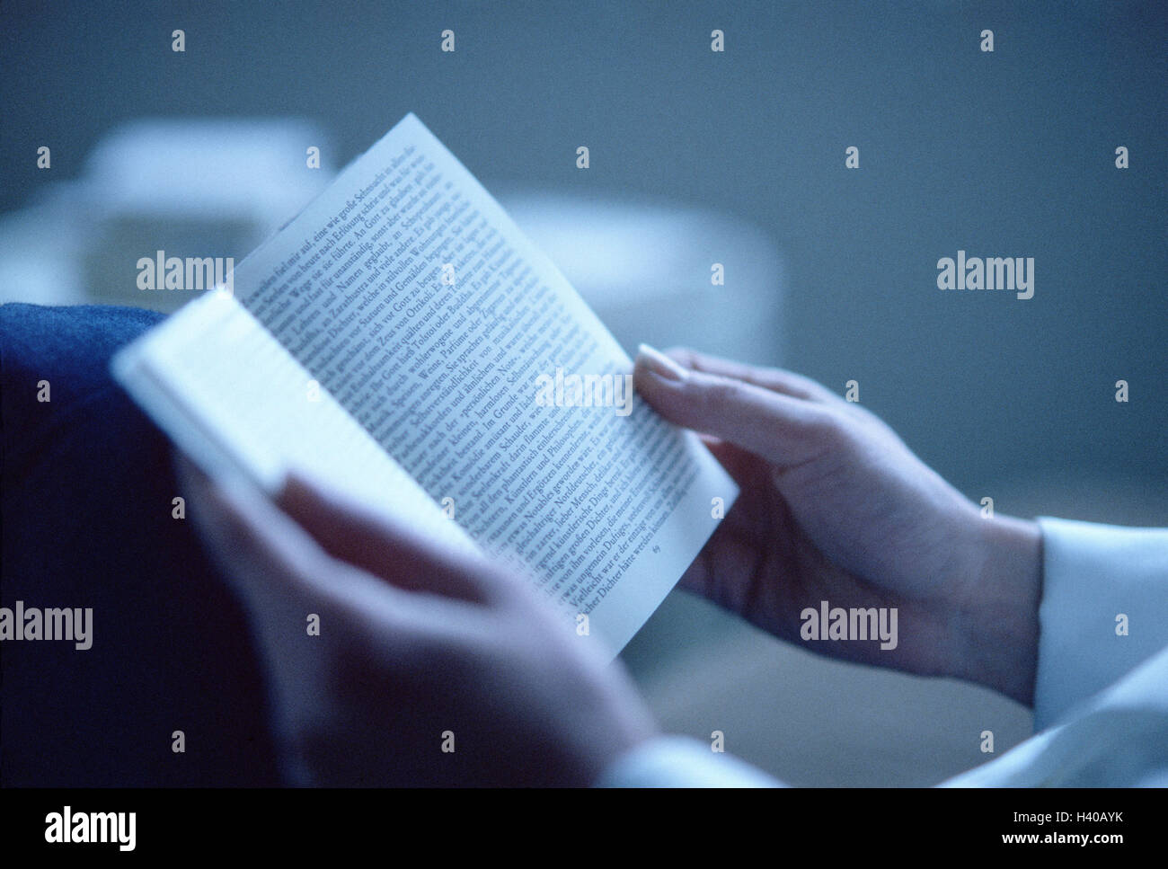 Donna, prenota, leggere, dettaglio, tempo libero, hobby, intrattenimento, letteratura, romana, ricreazione, rilassante, spegnere, sedersi, vi take it easy, mani, le pagine del libro, all'interno Foto Stock