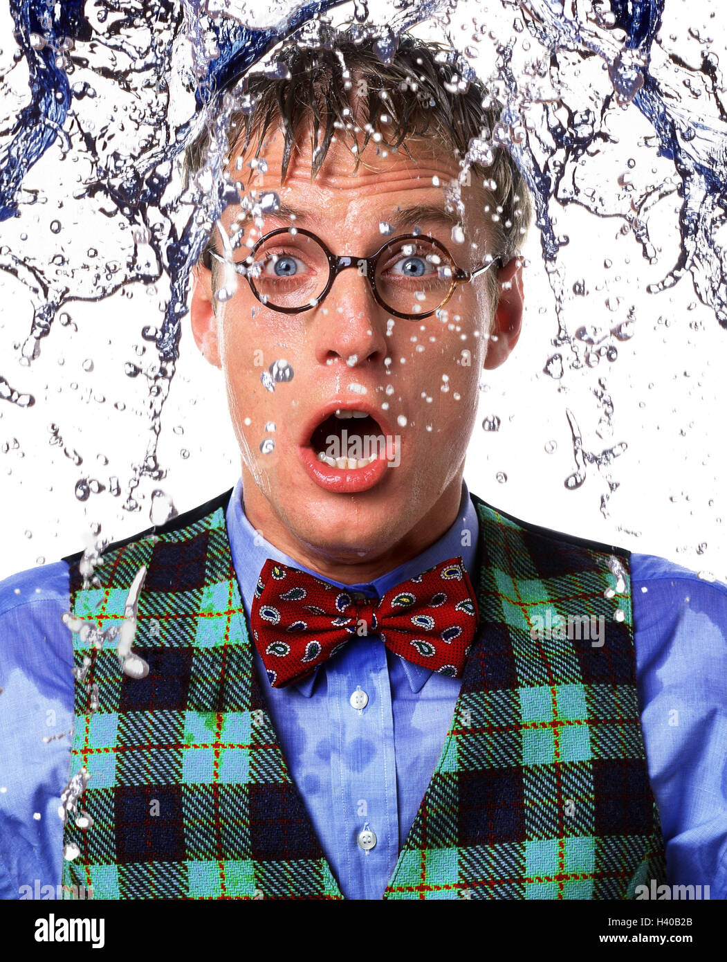 L'uomo, giovani, bicchieri, maglietta, gilet, volare, inondazioni gioco del viso, sorpresa ritratto uomini, acqua, glassa, inondazione, pour, shock, spaventare in segno di stupore, stunnedly, bagnato, paura, Foto Stock