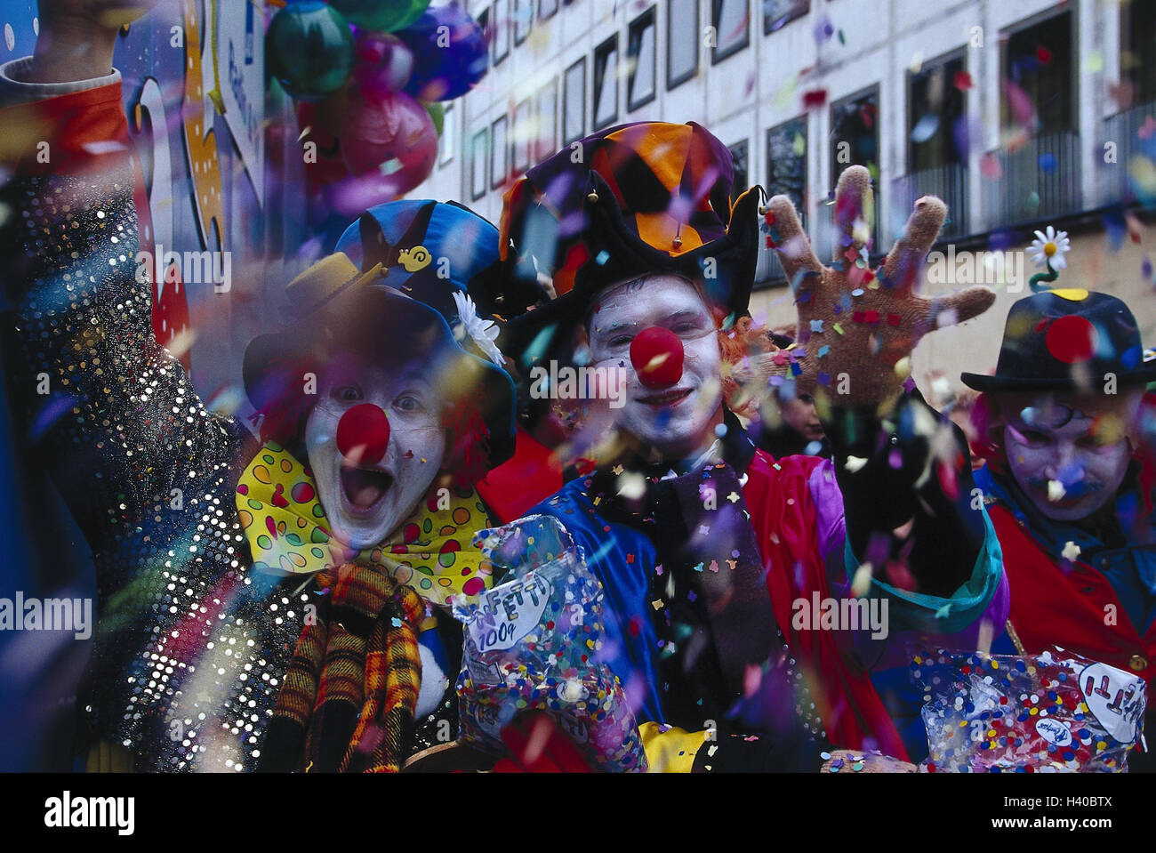 Germania, Colonia, carnevale, clown, due gesto, carnevale, costume, costumi, rivestimento, pannelli, costumi, vestito, greasepaint, fatta, felice, sorriso, ridere, celebrare fusa, coriandoli, costumi clown, esterno, Foto Stock