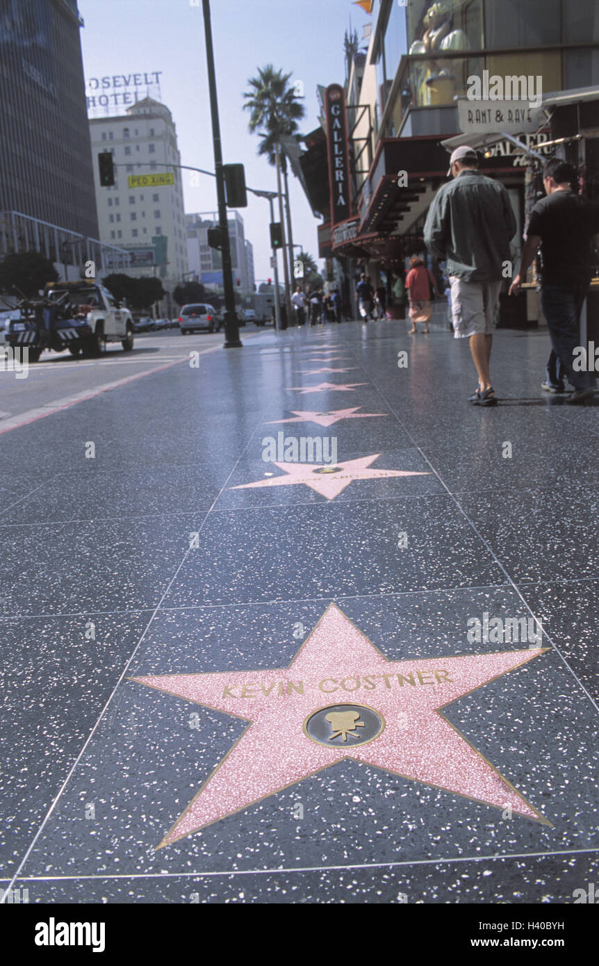 Gli Stati Uniti, California, Los Angeles, Hollywood Boulevard, Drumming fama, stelle, passanti America, città, Sunset Strip, marciapiede, raccoglimento, star 'Kevin Costner', glaucoma, attori, luogo di interesse storico, pedonale Foto Stock