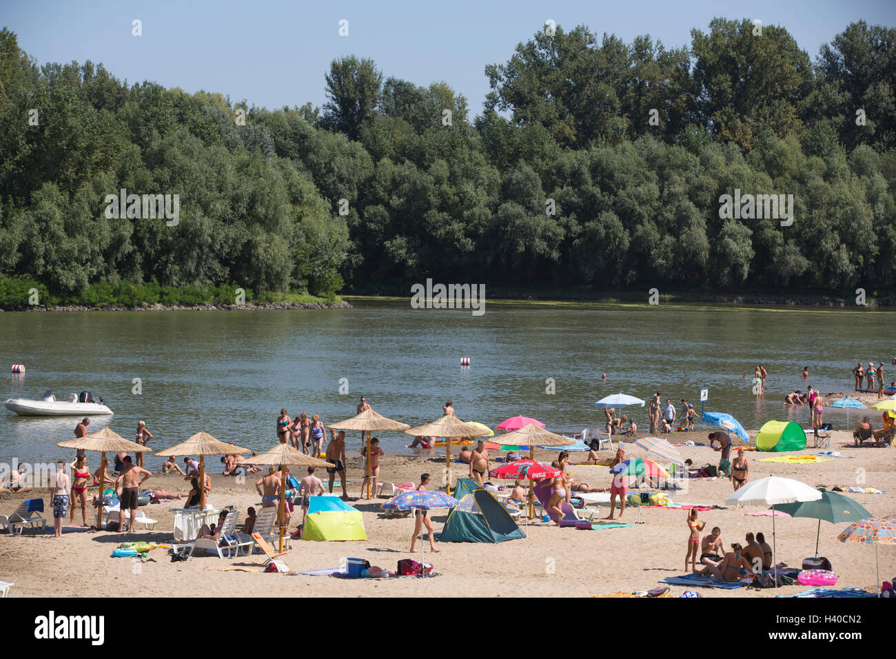 Gli ungheresi godendo le temperature estive a Koros Torok spiaggia sabbiosa lungo il fiume Tisza, Csongrád, Ungheria Foto Stock