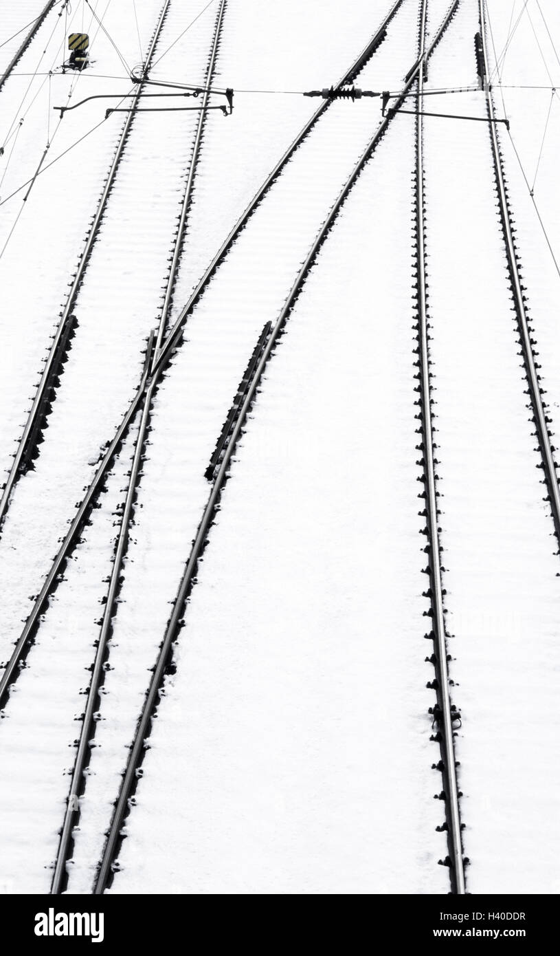 Le vie, neve, dal di sopra, ferrovia, la linea aerea di contatto, neve, Economia, industria, traffico traffico di traiettoria, il traffico su rotaia, sezione, ferrovia, i binari della ferrovia linea ferroviaria, il trasporto ferroviario, linea ferroviaria, traiettoria, passaggio, modo, destinazione, icona, tra Foto Stock