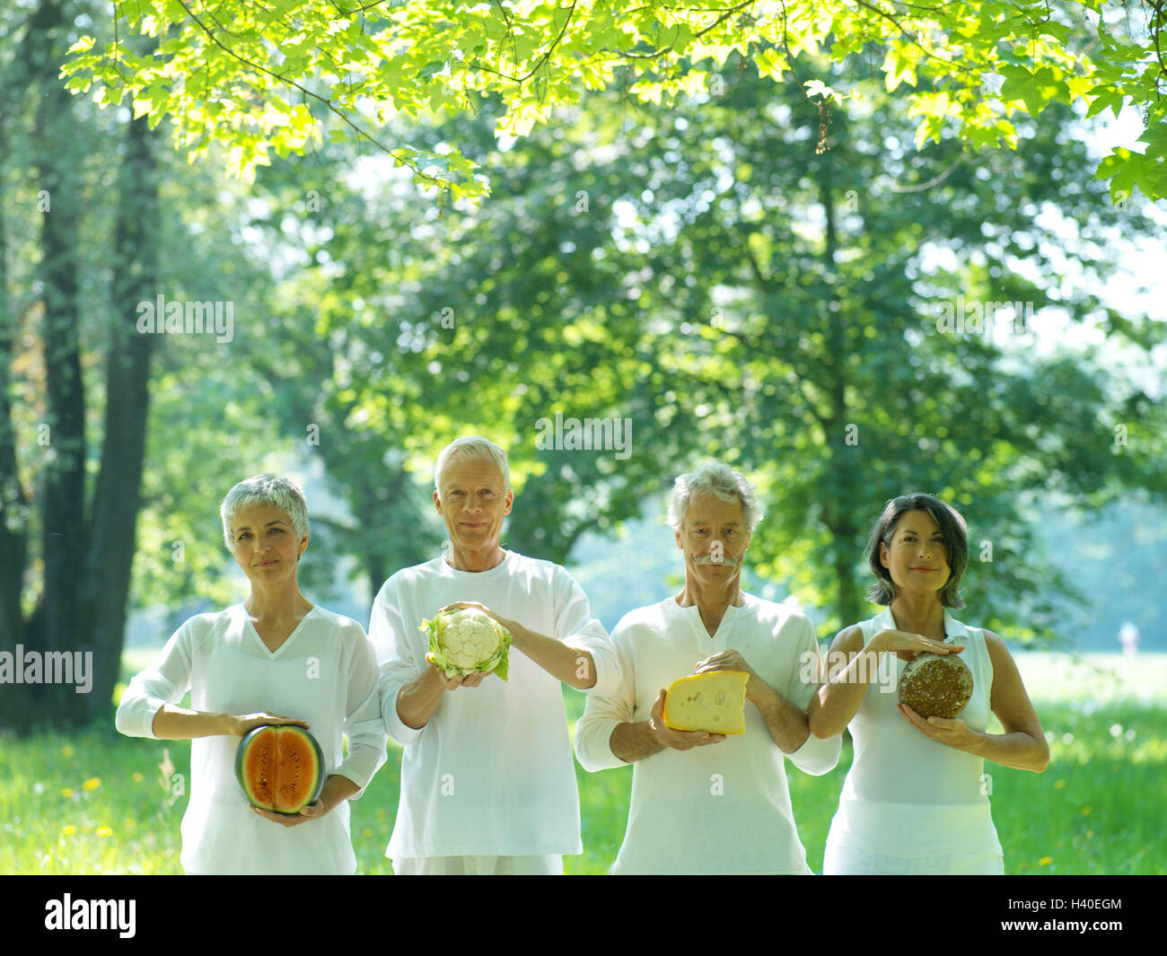 I cittadini anziani, cibo, attesa, icona, nutrizione sana, natura, salute, serie, stand, metà ritratto, migliore età, concezione, consapevole della salute, attivamente, montare, attivamente, foto di gruppo, gruppo, coppie, donne, uomini, quattro coppie senior, persona vecchia, 50-60 anni, Foto Stock