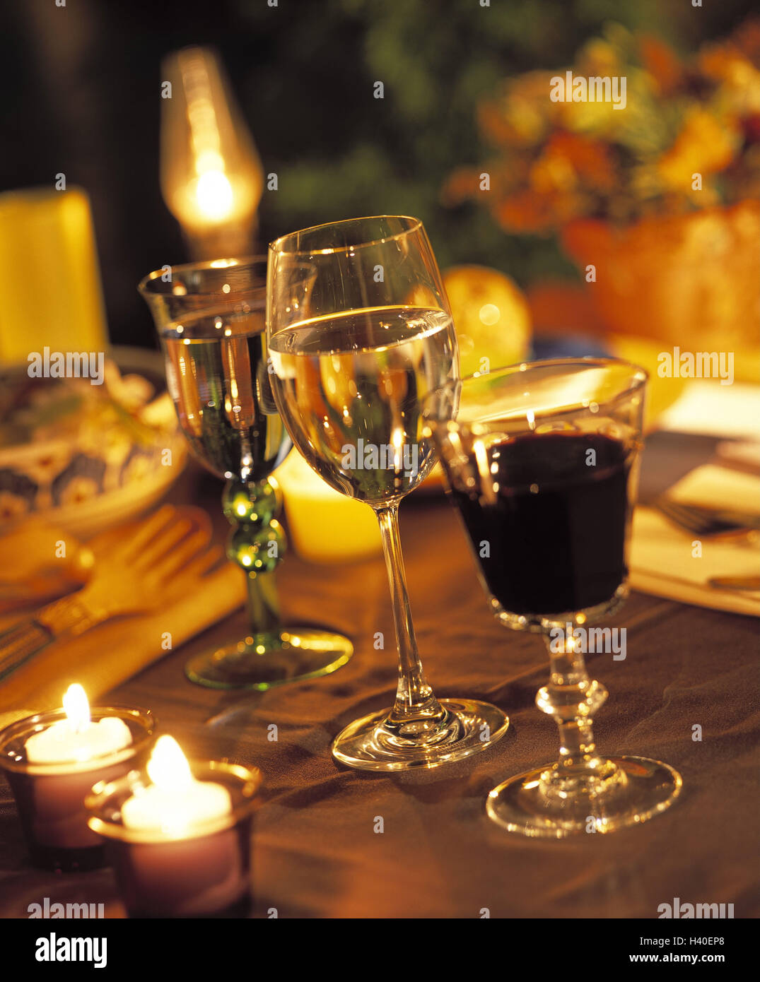 Cena a lume di candela, tabella, coperta, wineglasses interno, still life, candele, Candle-light, bicchieri, vino bianco e rosso, vino rosso, vino bianco, diversamente, romanticismo, romanticamente Foto Stock