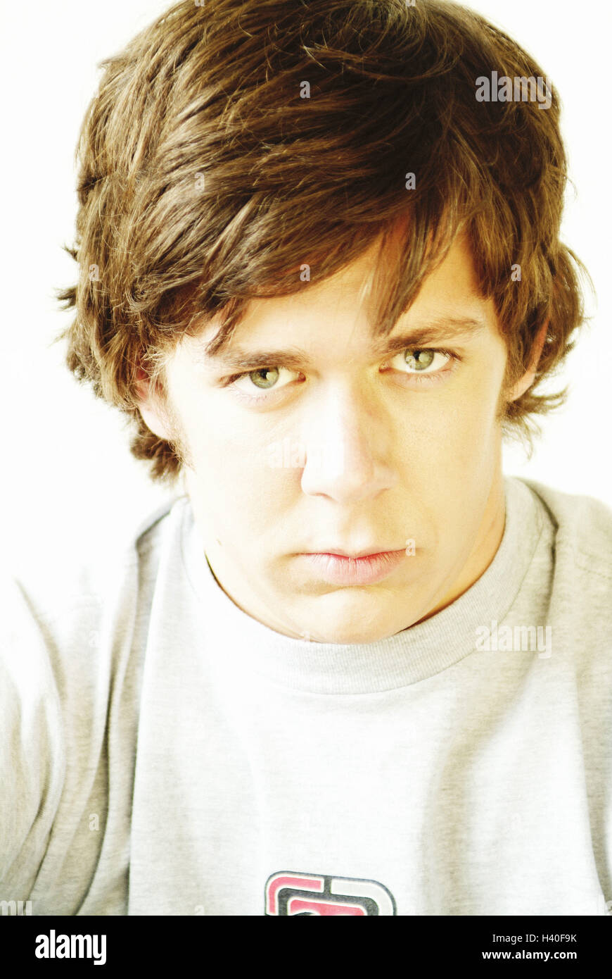 Il giovane, visualizza fotocamera, ritratto, boy, Ritratto di giovane, 18 anni, acconciatura di capelli e lo styling, volant, alla moda, dai capelli scuri pagina, apice, seriamente all'interno Foto Stock
