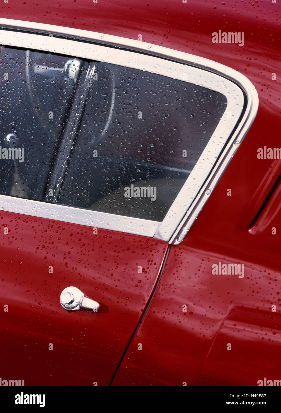 Auto, old-timer, dettaglio, autovetture, sports car, auto sportiva, veicolo, rosso, porta, porta auto, la maniglia di una porta, finestra pagina, finestra nel riquadro finestra, bagnato, gocce di pioggia, gocce acqua, pioggia, umidità, pioggia meteo, cromo, luminosità, lucidi, brillantemente, nostalgicall Foto Stock