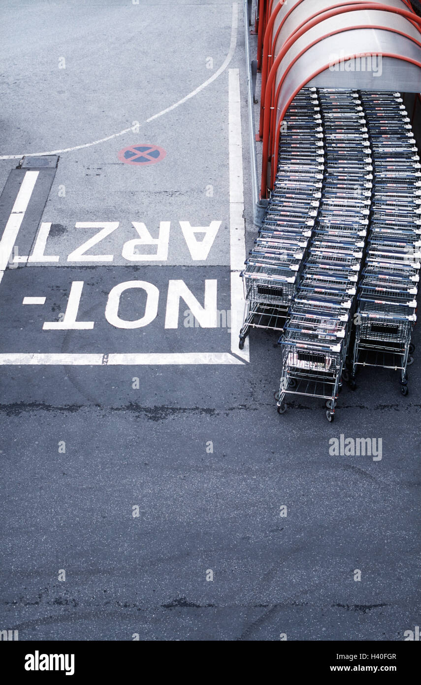 Parcheggio, divieto di arresto, prenotazione, medico di emergenza, parco altoparlante, carrello, parcheggio, riserve, nessun parcheggio, divieto, emergenza, restrizione, regolamento, supermercato, shopping center, shopping cart shelter, carrello, uno dopo l'altro in ea Foto Stock