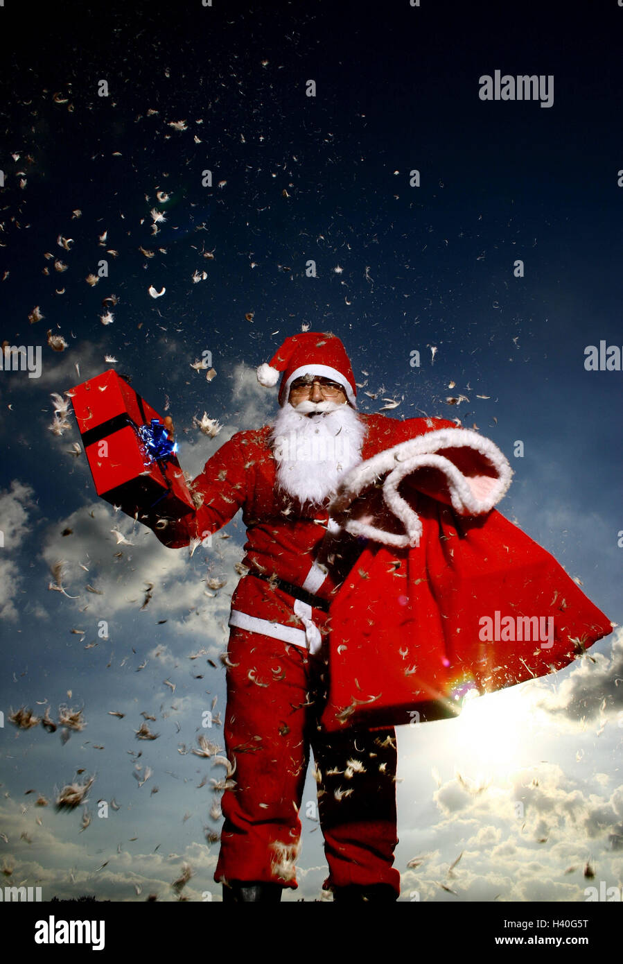 Natale,natale,pacchetto regalo di Natale, Babbo Natale,Santa Claus'  bag,Santa Claus' cap,Santa Claus' costume,indietro  luce,bag,barba,cap,costume,custom,camuffare,travestito,distribuire,vestito,caduta,giù,festosa,dono,borsa  regalo,pacchetto regalo,dare ...