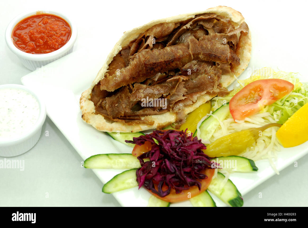 Agnello Döner Kebab in pita con insalata con salsa di peperoncino, salsa di aglio Foto Stock