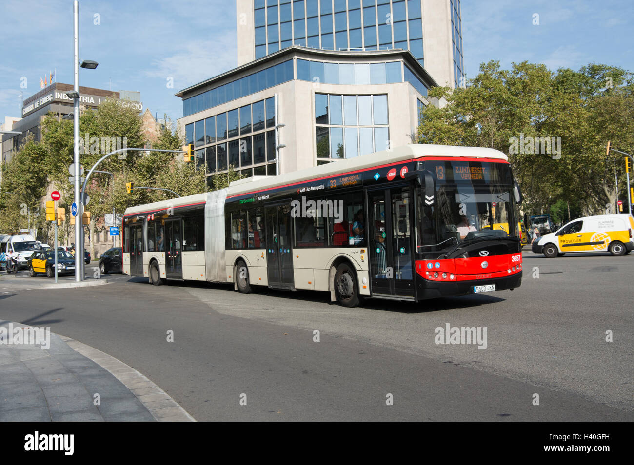 Un Solaris Urbino 18 Hybrid Artic azionato da trasporta i Metropoliti de  Barcelona (TMB) viaggi lungo la Avinguda Diagonal Foto stock - Alamy