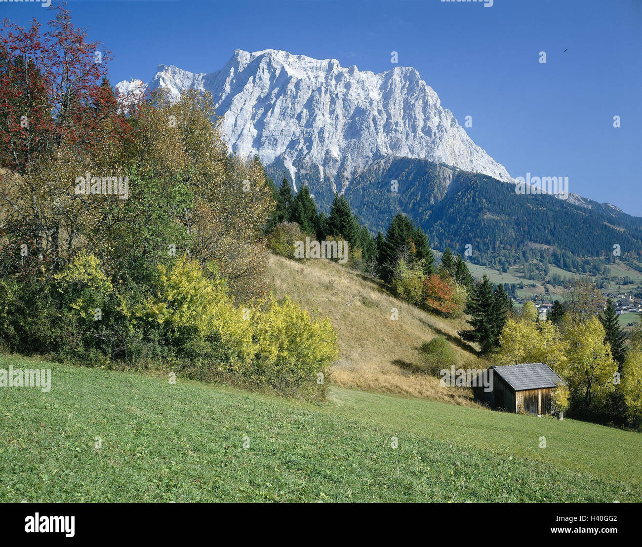Austria, Tirolo, Lermoos Zugspitze, autunno, vista locale, antenna resort per la salute, sport invernali luogo, montagna, montagne, il paesaggio di montagna, autumnally, natura Foto Stock