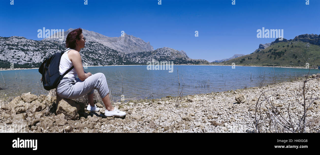 In Spagna, le isole Baleari, isola di Maiorca, Embalse de Cuber, shore, donna, sedersi, nessun modello di rilascio!, Europa Südwesteuropa, isole Baleari isola, Islas Baleares, isola del Mediterraneo, serbatoio, lago, acqua, traffico, impianti di approvvigionamento di acqua potabile, na Foto Stock