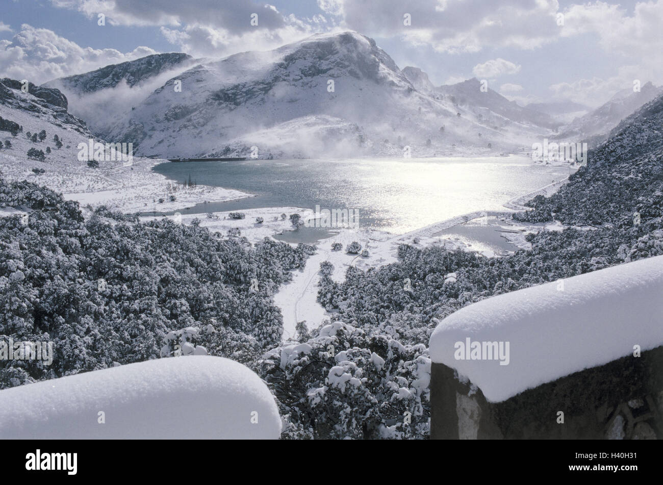 Spagna, Maiorca, paesaggio di montagna, Embalse de Cuber, inverno il mare Mediterraneo e le isole Baleari, isola, paesaggi, montagne, montagne, serbatoio, lago, artificialmente, coperta di neve, invernale, neve, freddo, stagione Foto Stock