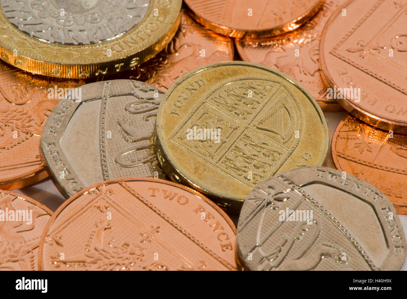 Close-up dettaglio del denaro - in corso la sterlina britannica monete in vari tagli, sia di rame e di argento - £ 2, £1, 20p, 2p. Foto Stock